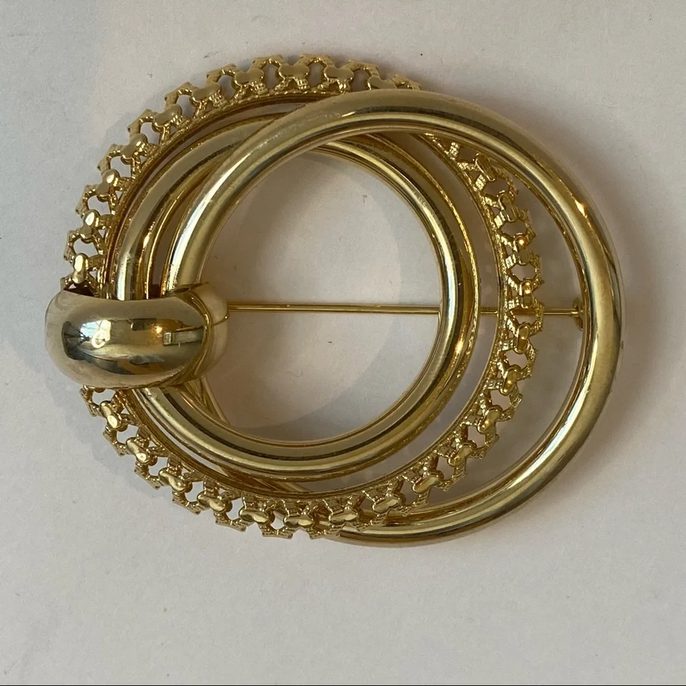 Vintage classic gold colored layered‎ circle brooch pin